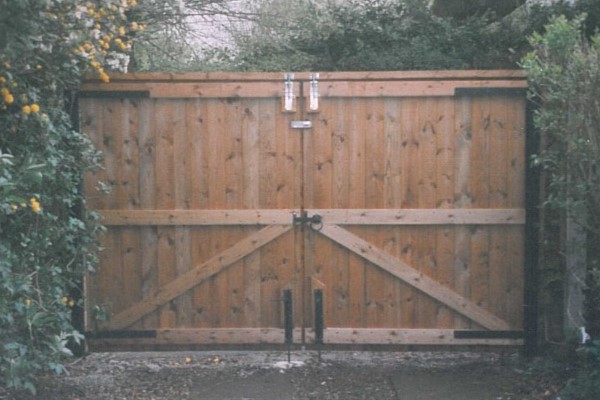 Manchester Fecing Decking Paving Gates Continental Panels Indian Stone Wooden Gates Waney Laps Heavy Duty Vertical Boards Post and Rail Domestic Custom Made To Measure Concrete Posts Concrete Panels Base Panels Wooden Posts Wooden Decking Purgulars Turfing